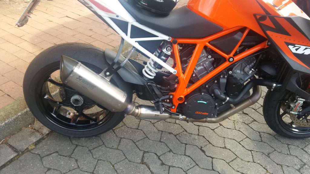 Angebaut. Die Arrow Mid-Pipe mit Einschubkat an der KTM Supüer Duke 1290 R