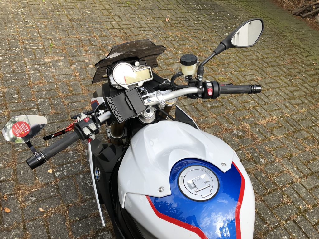 Vergleich der BMW Serien-Rückspiegel (rechts) zum m.view flight von motogadget (links)