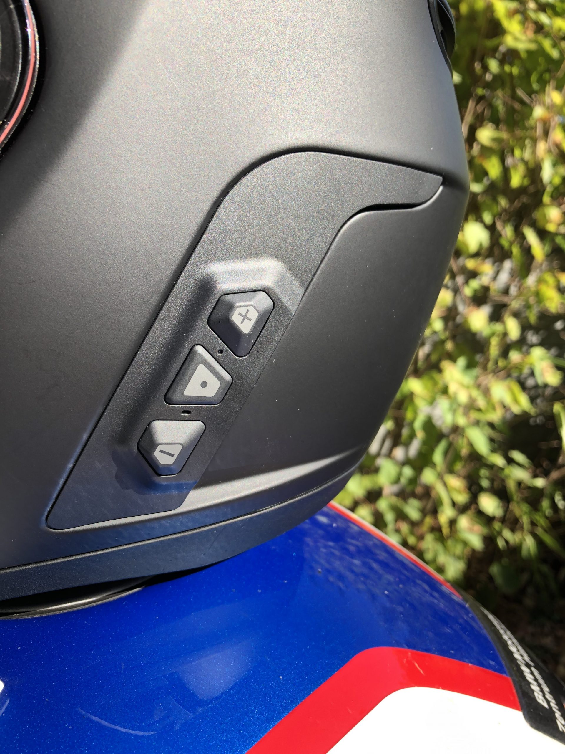 Sena Momentum Evo Bedienelemente links
