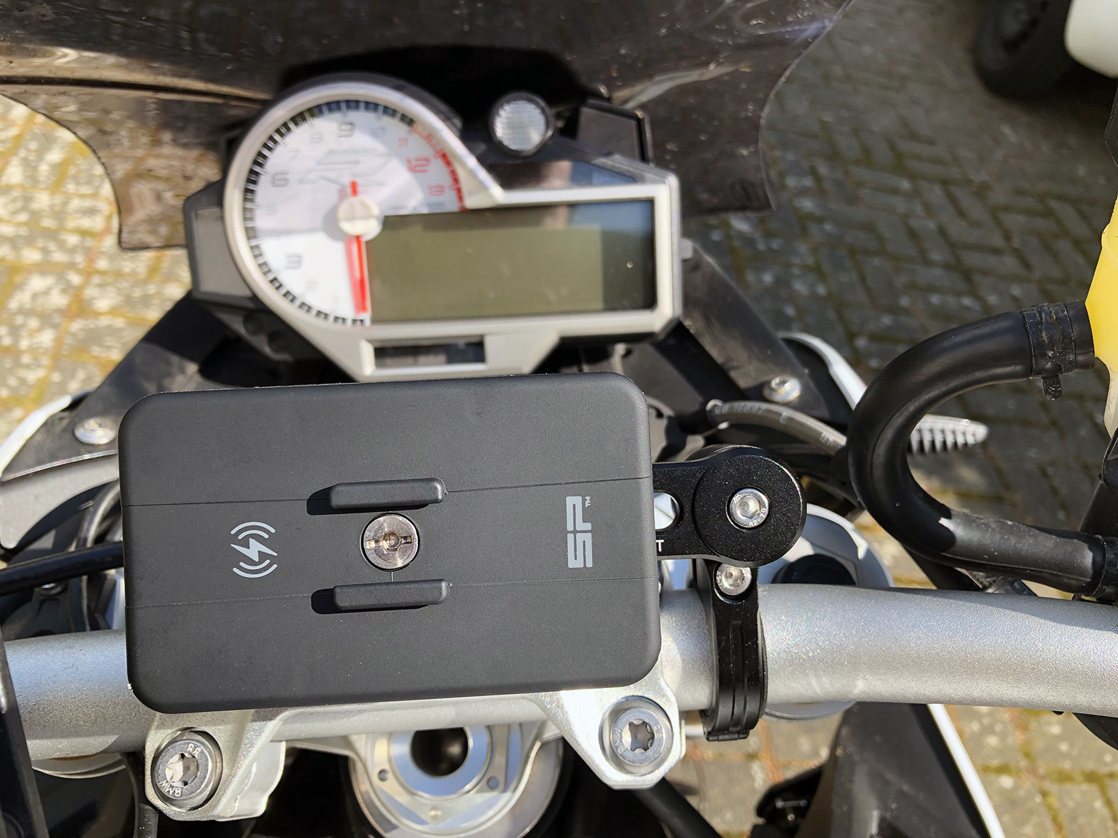 Motorrad Handyhalterung mit Ladefunktion von SP Connect im Test