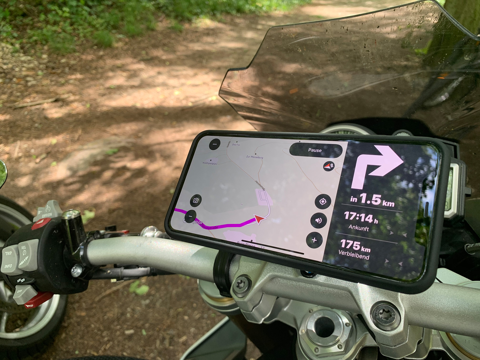 Motorrad Handyhalterung mit Ladefunktion von SP Connect im Test