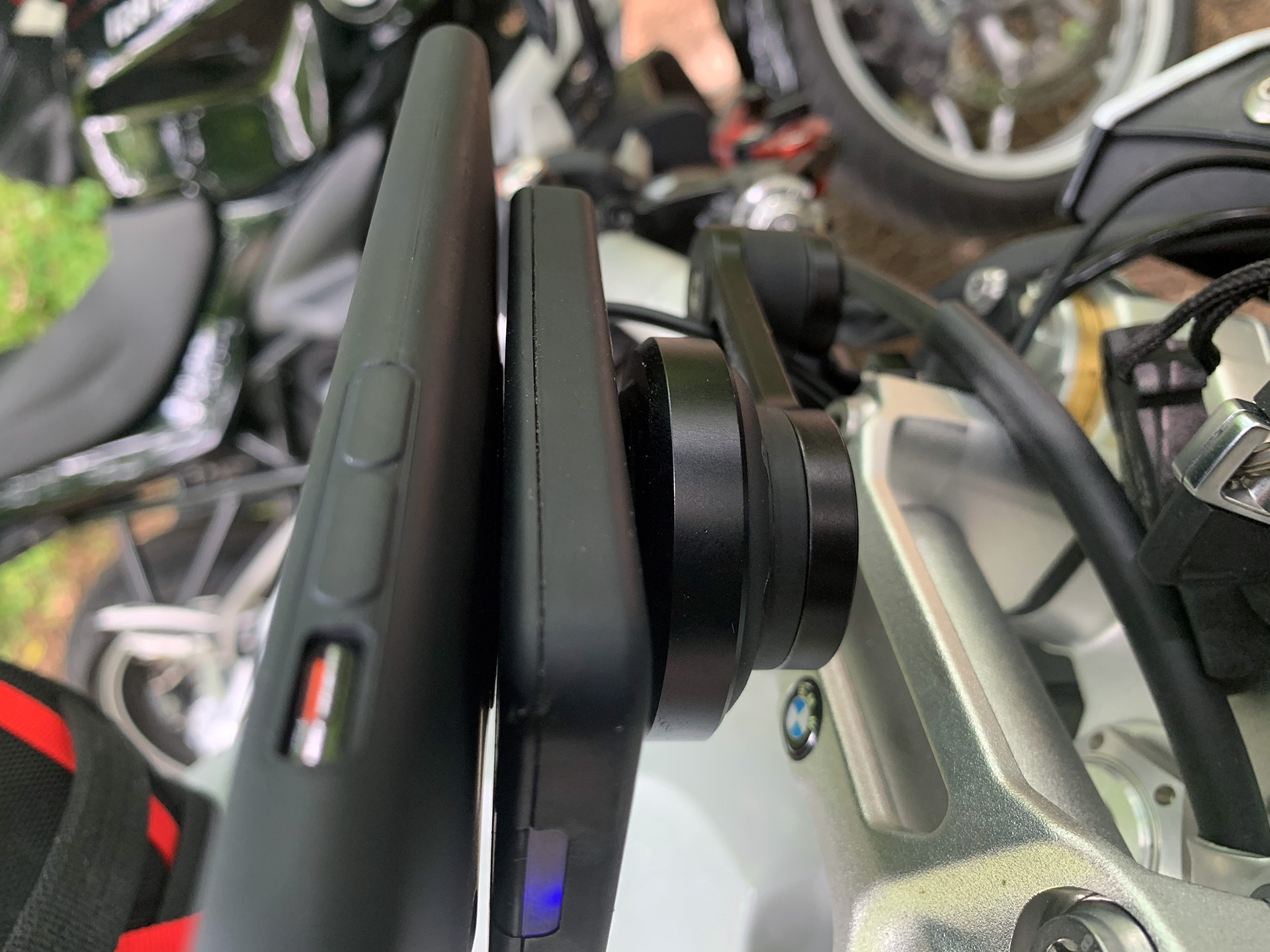 Motorrad Handyhalterung mit Ladefunktion von SP Connect im Test