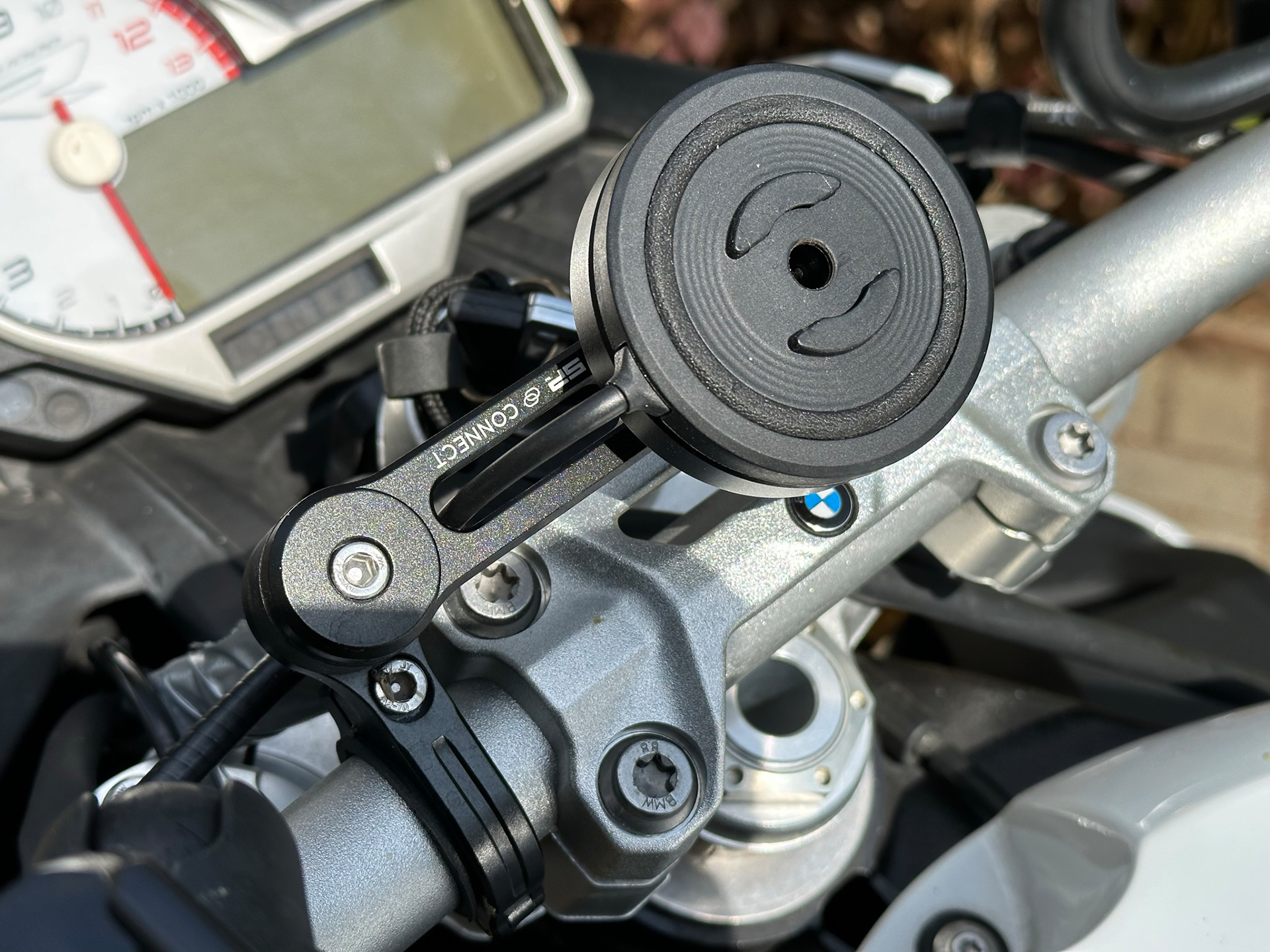 Motorrad Handyhalterung mit Ladefunktion von SP Connect im Test