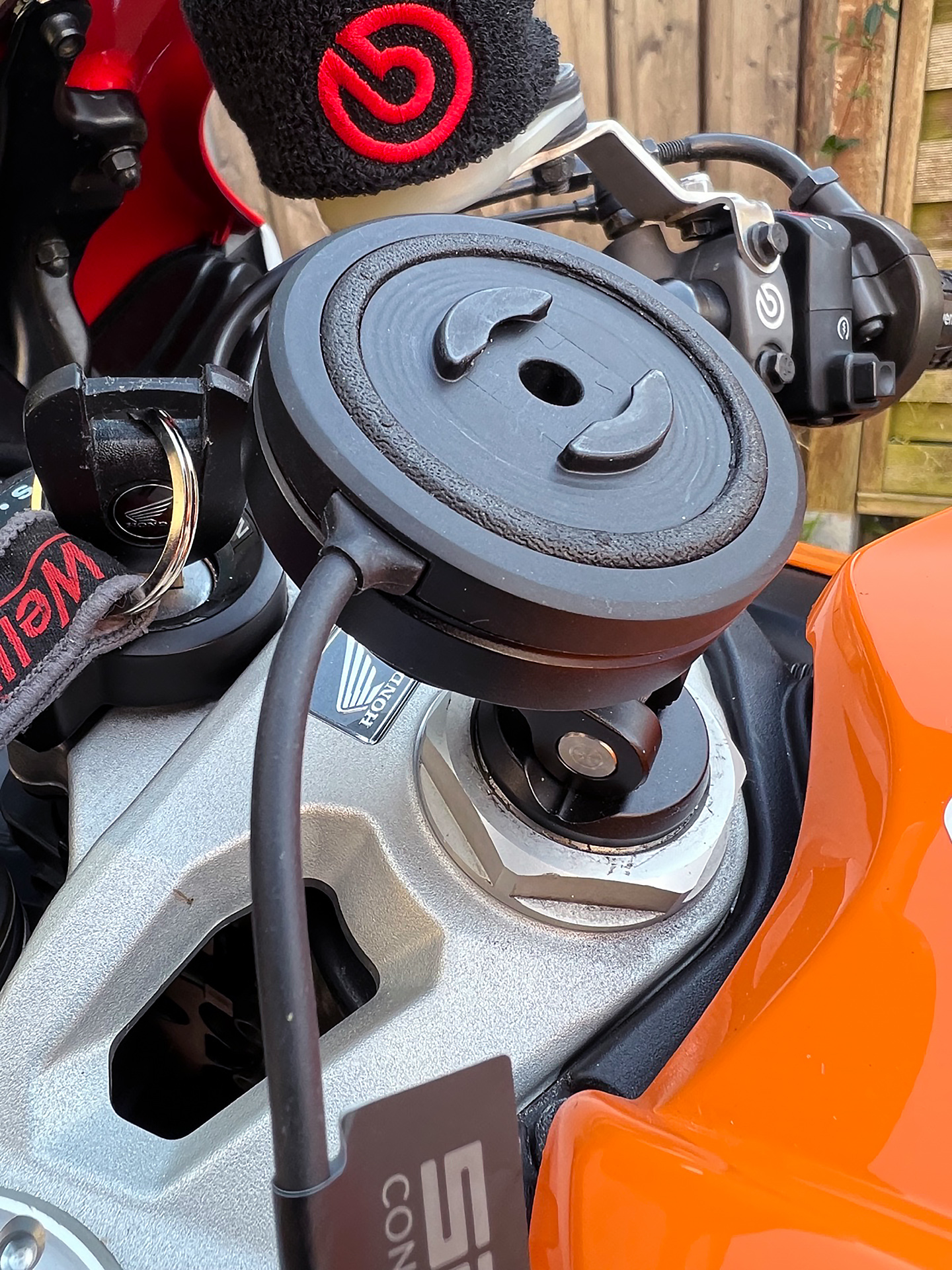 Motorrad Handyhalterung mit Ladefunktion von SP Connect im Test